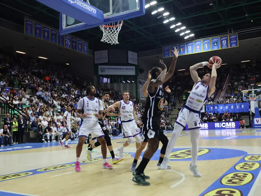A destra Cappelletti tenta l'inserimento a canestro (Foto Film)