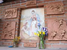 Capitello vandalizzato a Ponte della Priula, restauro completato: la beata Laura Vicuña è tornata al suo posto