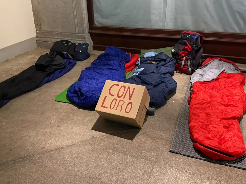 I giacigli sotto al Municipio