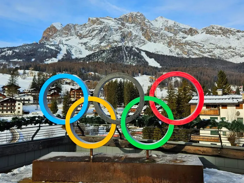 I cerchi olimpici installati in centro a Cortina