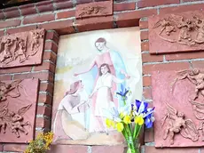 La beata Laura Vicuña e la Madonna nel capitello votivo restaurato