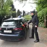 I carabinieri fuori dalla villa