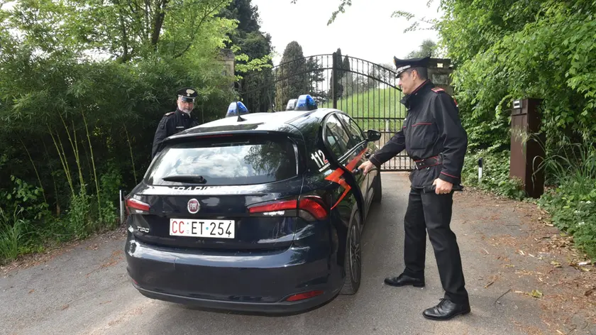 I carabinieri fuori dalla villa