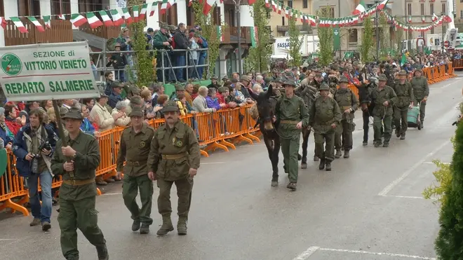 Una sfilata degli alpini di Vittorio Veneto