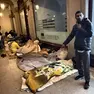 I migranti sgomberati dal park Dal Negro sotto i portici di via Municipio