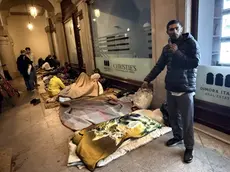 I migranti sgomberati dal park Dal Negro sotto i portici di via Municipio