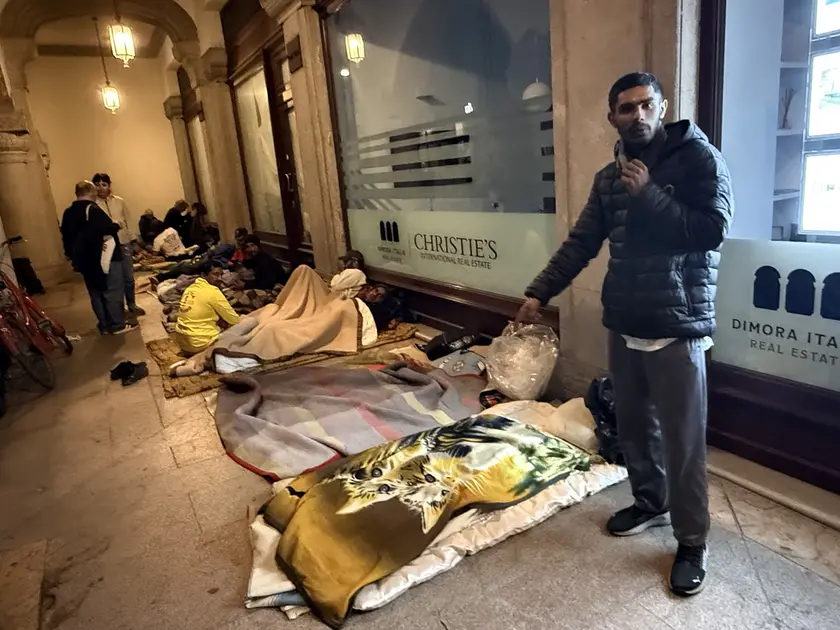 I migranti sgomberati dal park Dal Negro sotto i portici di via Municipio