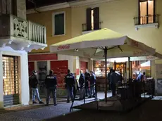 Le forze dell'ordine intervengono per sedare la rissa