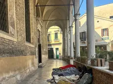I giacigli dei senza fissa dimora davanti la chiesa di San Vito prima di essere trasferiti