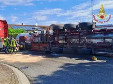 Autocisterna ribaltata a Loria