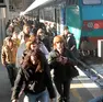 Turisti e pendolari in stazione a Venezia