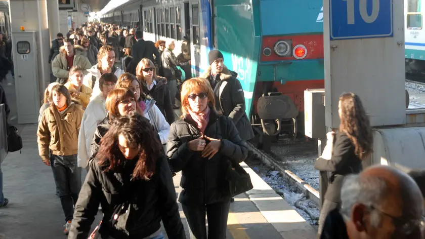 Turisti e pendolari in stazione a Venezia