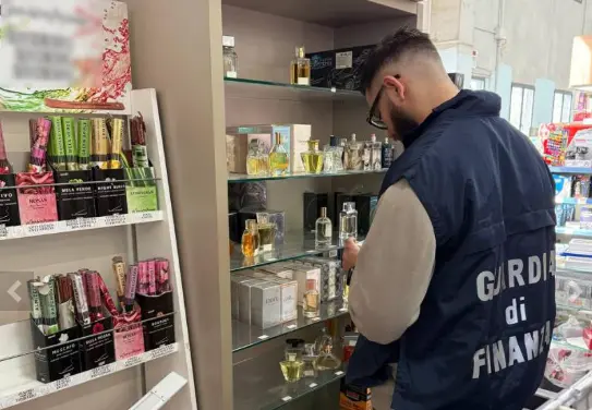 Profumi, smalti e creme con sostanze cancerogene: sequestro in un emporio
