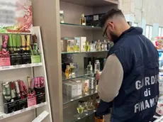 I controlli della Finanza nel negozio