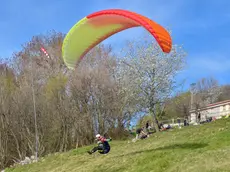 Il decollo di un parapendio dalla piattaforma di Semonzo del Grappa