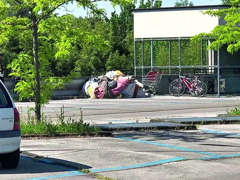 Giacigli di fortuna al park Appiani