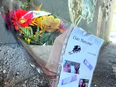 Fiori e lumini nel tunnel dove si è verificato il feroce omicidio