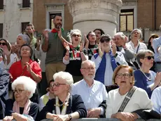 I cittadini che intonano Bella Ciao