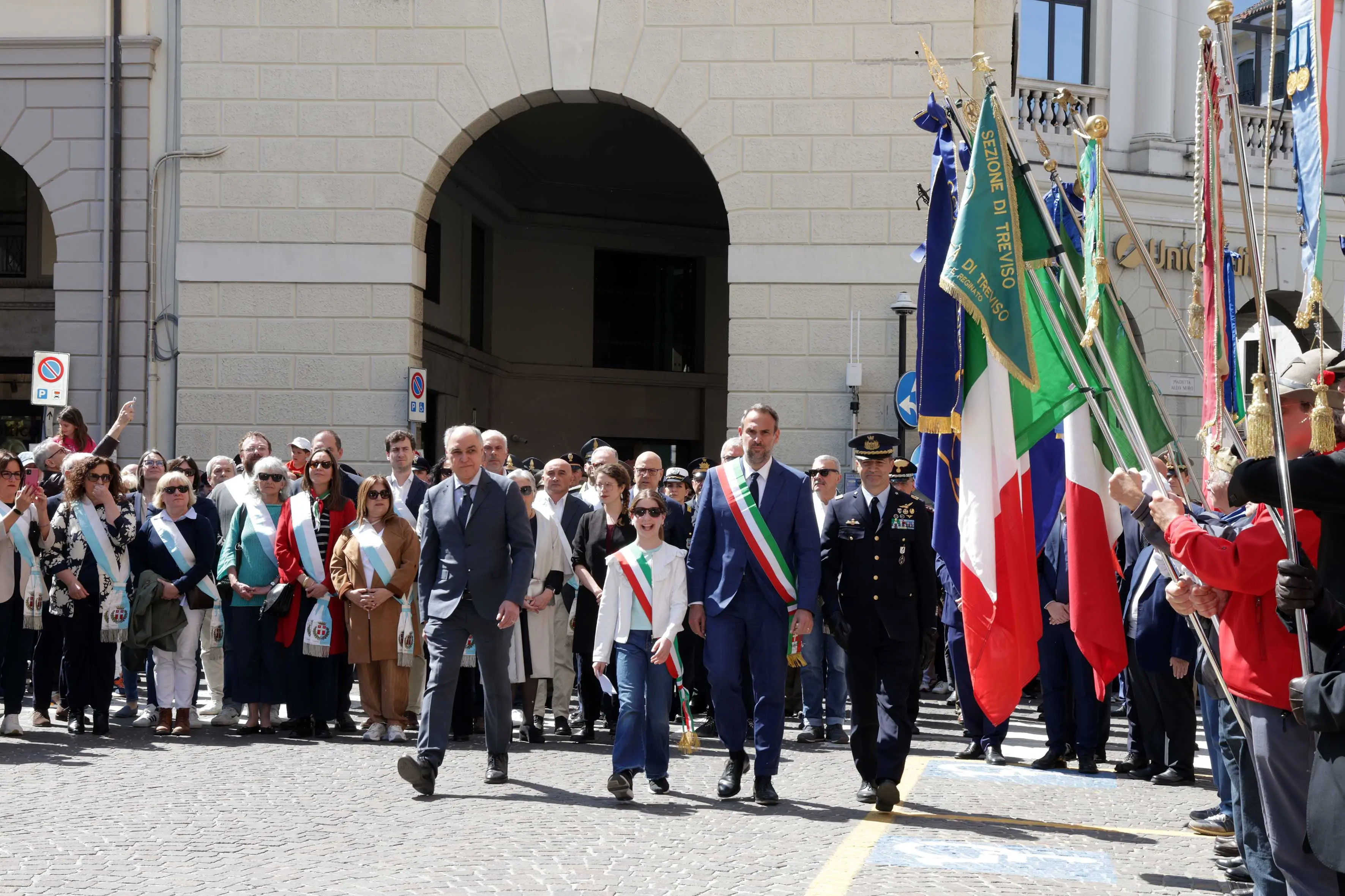 La cerimonia in piazza Indipendenza