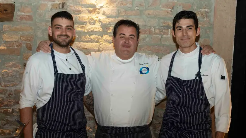 Lo chef Gennaro Esposito tra Raffaele Iasevoli e Raffaele Santoro