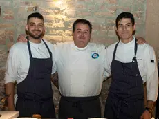 Lo chef Gennaro Esposito tra Raffaele Iasevoli e Raffaele Santoro