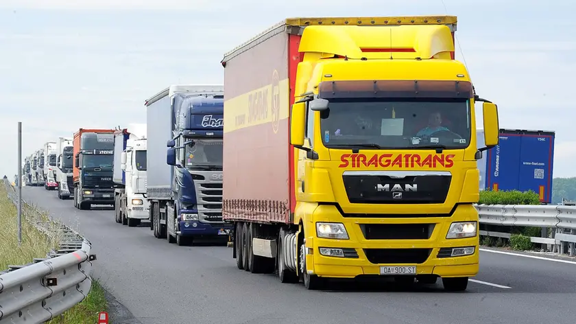 Una colonna di Tir in viaggio: l’impennata dei prezzi del gasolio sta mettendo in crisi l’autotrasporto