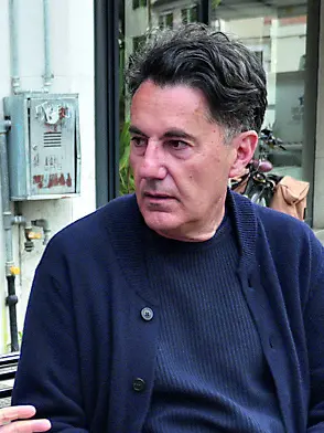 Riccardo Donadon durante l’intervista con Domenico Basso sulla panchina sulla riva del Cagnan