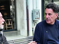 Riccardo Donadon durante l’intervista con Domenico Basso sulla panchina sulla riva del Cagnan