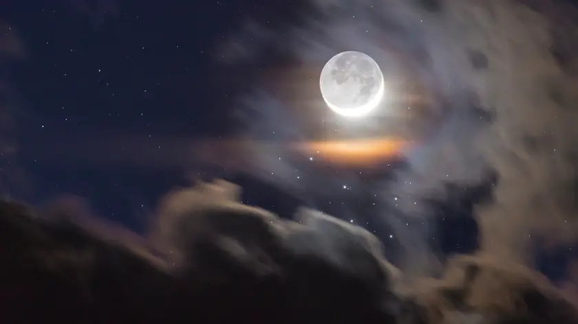 Lo scatto dell'astrofotografa cadorina Giorgia Hofer dedicato alla Luna crescente e alle Pleiadi scelto dalla Nasa come foto del giorno