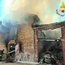 L’intervento dei vigili del fuoco a Formeniga per il rogo nell’edificio