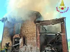 L’intervento dei vigili del fuoco a Formeniga per il rogo nell’edificio