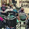 Un gruppo di ospiti di una casa di riposo