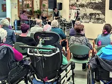 Un gruppo di ospiti di una casa di riposo