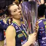 Serena Ortolani bacia il primo scudetto di Conegliano (foto rubin/lvf)