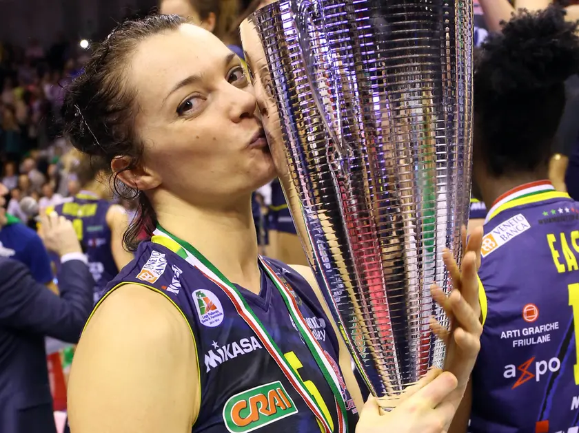 Serena Ortolani bacia il primo scudetto di Conegliano (foto rubin/lvf)