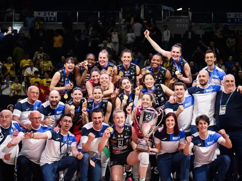 Le Pantere e lo staff di Conegliano esultano con la coppa della scorsa edizione della Champions (foto Cev)
