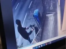 L’arrivo del ladro immortalato dalle telecamere