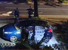 L'auto data alle fiamme