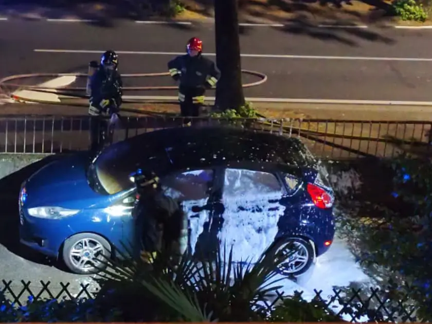 L'auto data alle fiamme