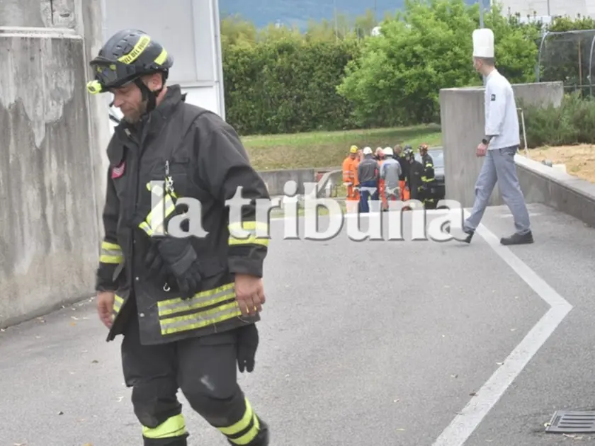 Il luogo dell'incidente sul lavoro a Vittorio Veneto: un operaio è rimasto sotto un trasformatore da 400 chili (ph Cavicchi)