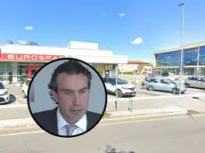 Nel tondo Giovanni Galletti, titolare della tabaccheria e del centro di medicina Salus. Nella foto grande l'area dove è avvenuta l'aggressione