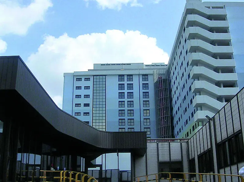 Il piccolo ha una protesi che si è rotta giocando: in pronto soccorso non se ne accorgono, la famiglia va dall’avvocato