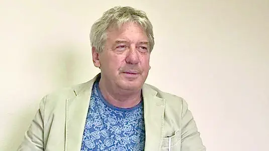 Ilario Pavan seduto alla scrivania nel suo ufficio alla Cosvem