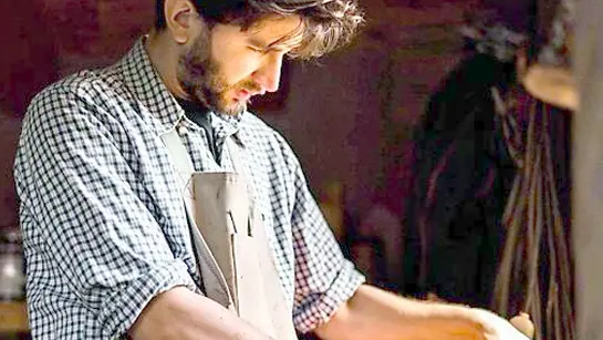 Enrico De Bortoli al lavoro nel suo laboratorio nel Trevigiano