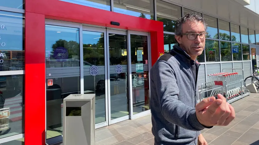 Giovanni Galletti sul luogo dell'aggressione davanti al supermercato