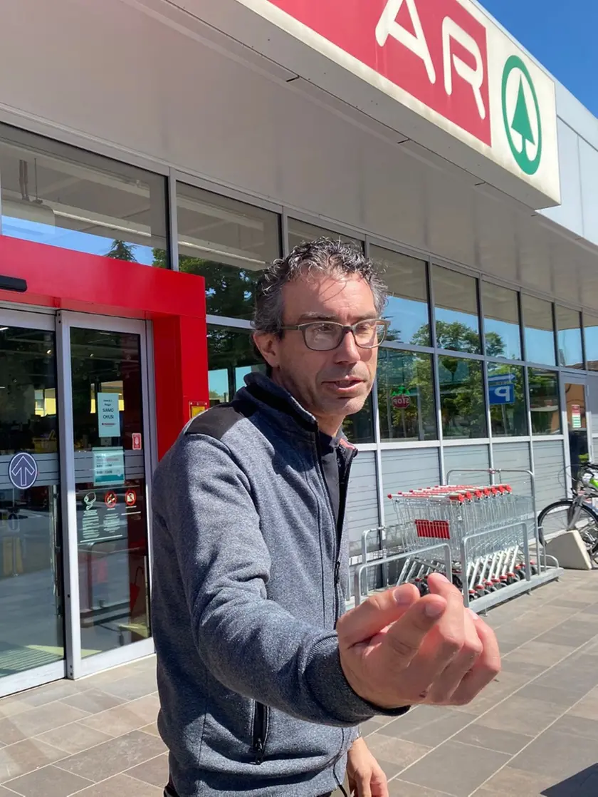 Giovanni Galletti sul luogo dell'aggressione davanti al supermercato
