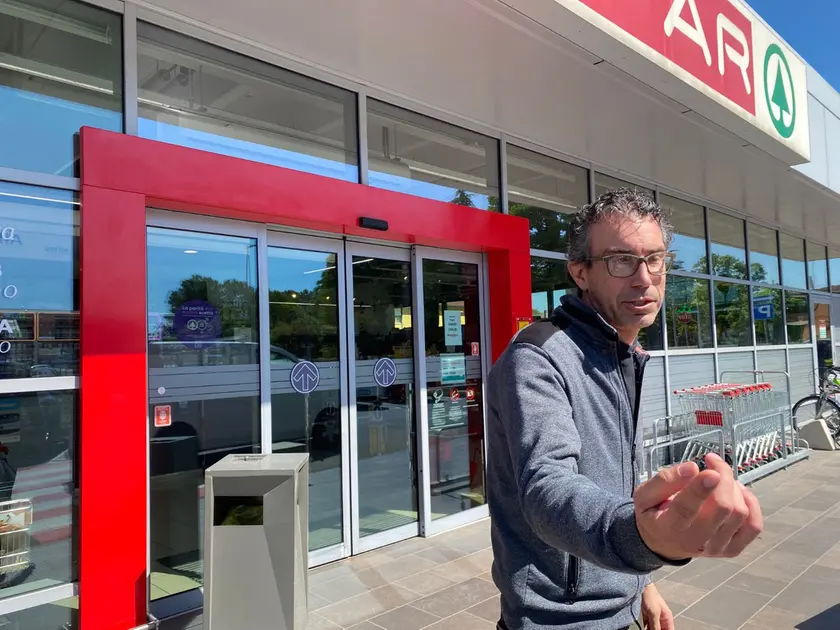 Giovanni Galletti sul luogo dell'aggressione davanti al supermercato