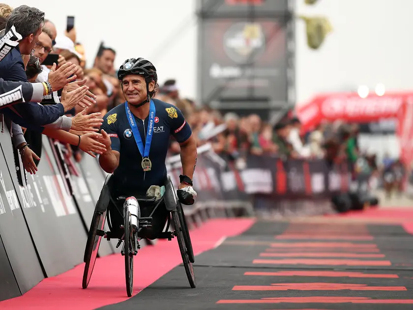 Alex Zanardi, prima campione di automobilismo e poi di ciclismo paralimpico, si è spento nella serata del 1° maggio. A giugno 2020 era rimasto coinvolto in un gravissimo incidente proprio in handbike durante una staffetta benefica e da allora non si era più ripreso. Ecco una selezione di foto della sua lunghissima carriera.