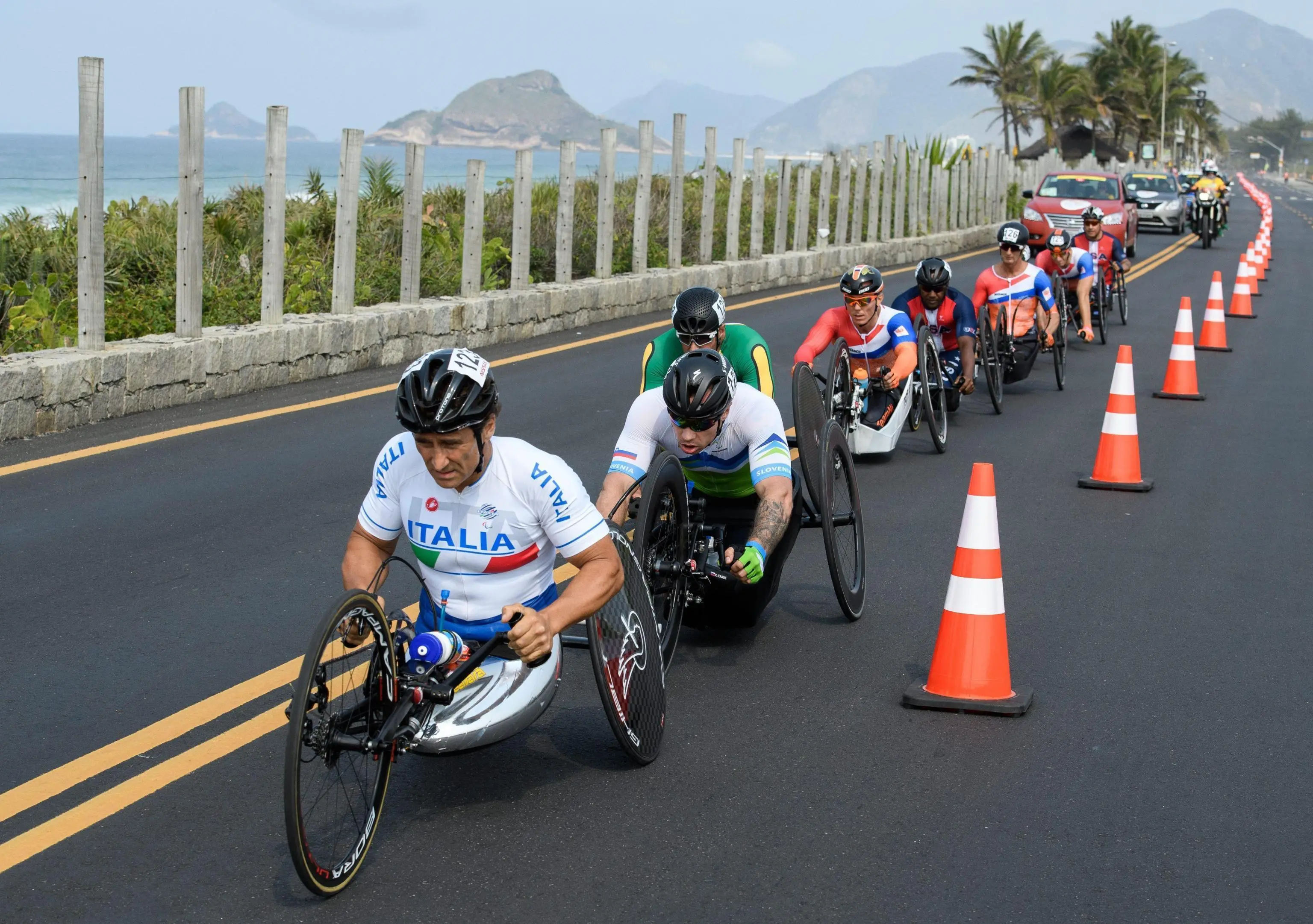 Alex Zanardi, prima campione di automobilismo e poi di ciclismo paralimpico, si è spento nella serata del 1° maggio. A giugno 2020 era rimasto coinvolto in un gravissimo incidente proprio in handbike durante una staffetta benefica e da allora non si era più ripreso. Ecco una selezione di foto della sua lunghissima carriera.