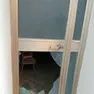 La porta d'ingresso all'edificio della parrocchia di Valdpobbiadene presa a calci dai vandali